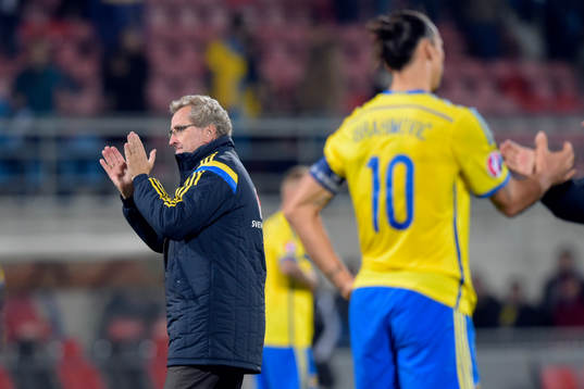 Sveriges förbundskapten Erik Hamrén applåderar mot fansen