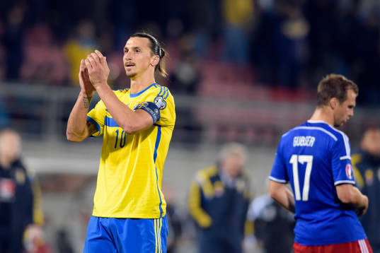 Sveriges Zlatan Ibrahimovic applåderar de svenska fansen
