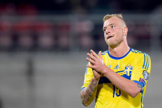 Sveriges John Guidetti applåderar de svenska fansen