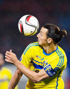 Sveriges Zlatan Ibrahimovic tar ner bollen på axeln