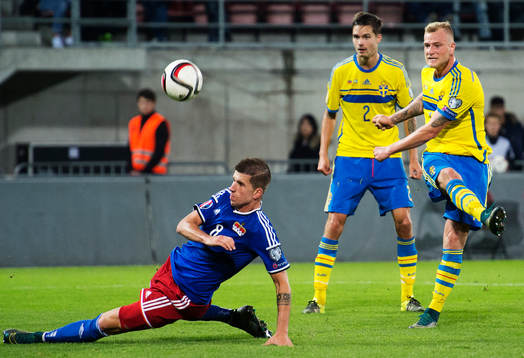 Liechtensteins Sandro Wieser blockerar ett skott från