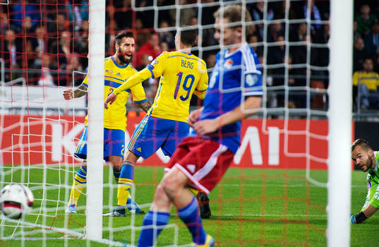 Sveriges Jimmy Durmaz och Marcus Berg jublar