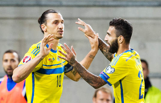 Sveriges Zlatan Ibrahimovic och Jimmy Durmaz jublar