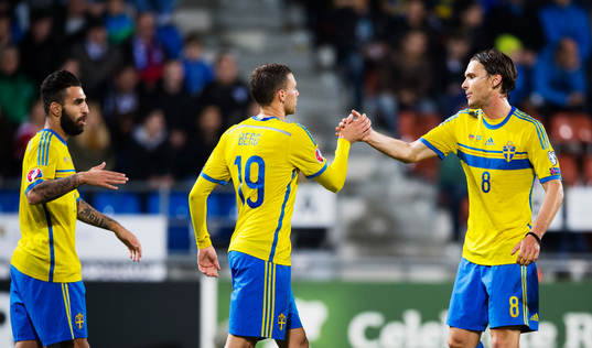Sveriges Jimmy Durmaz, Marcus Berg och Albin Ekdal jublar