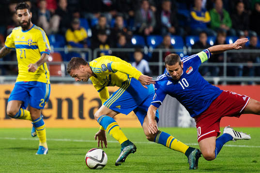 Sveriges Marcus Berg tar sig förbi Liechtensteins Mario