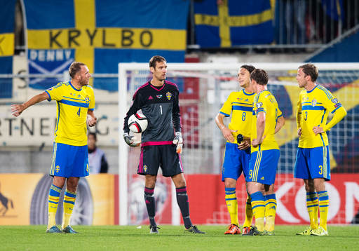 Sveriges Andreas Granqvist, målvakt Andreas Isaksson,