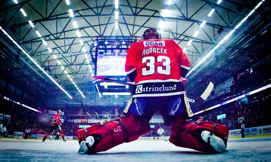 Örebros målvakt Julius Hudacek räddar ett skott