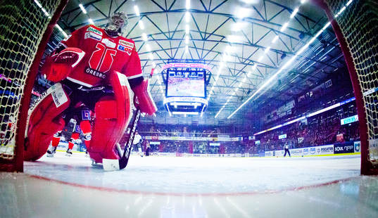 Örebros målvakt Julius Hudacek värmer upp