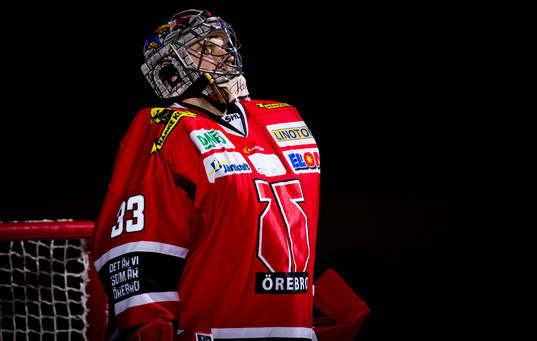 Örebros målvakt Julius Hudacek blundar