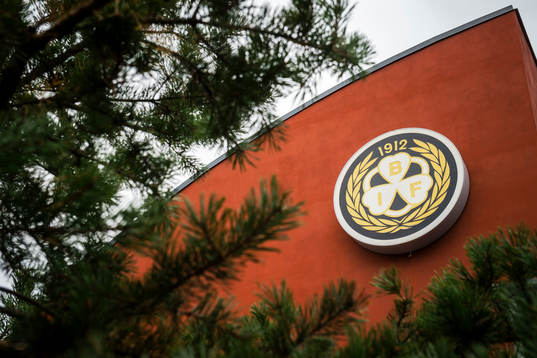 Brynäs emblem på fasaden till Gavlerinken Arena före