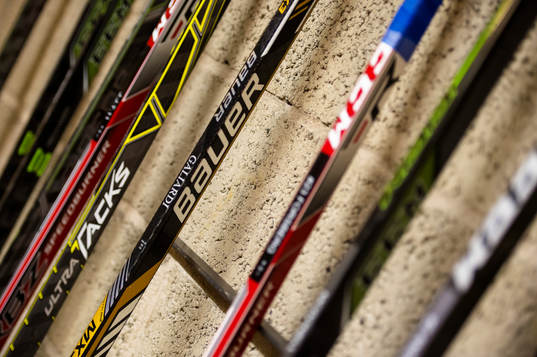 Ishockeyklubbor utanför ett omklädningsrum