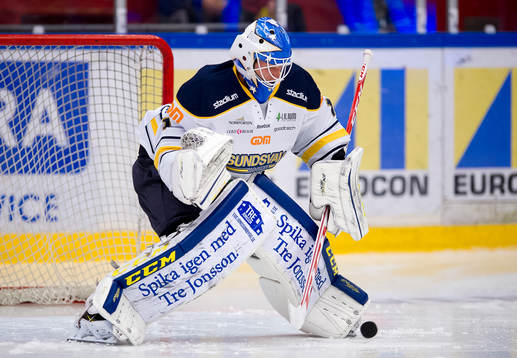 Sundsvall målvakt Magnus Åkerlund innan ishockeymatchen i