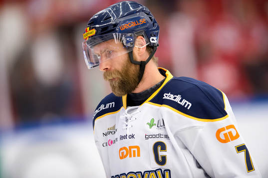 Sundsvall Johan Svedberg värmer upp innan ishockeymatchen