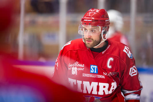 Timrås Per Hallin värmer upp innan ishockeymatchen i
