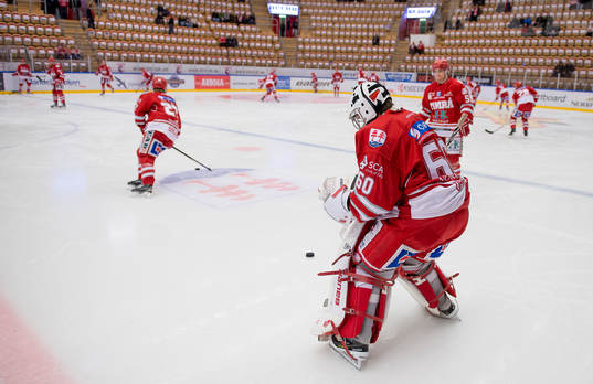 Timrås målvakt Adam Ohre värmer upp innan