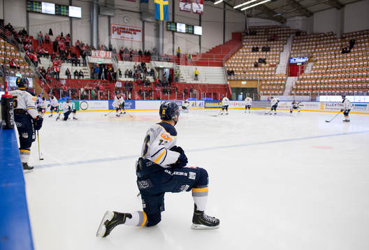 Sundsvall Emil Fahlander värmer upp innan  ishockeymatchen