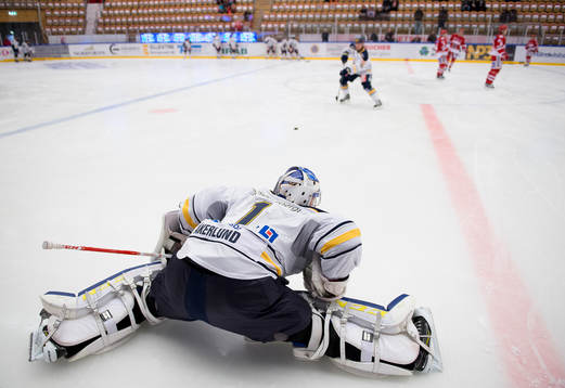 Sundsvall målvakt Magnus Åkerlund värmer upp  innan