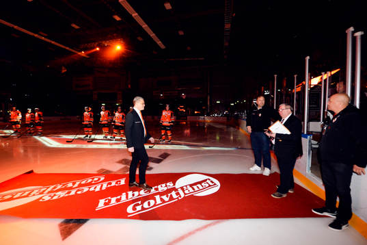 Kvällspostens Alf Karlsson delar ut Ipris från shockey