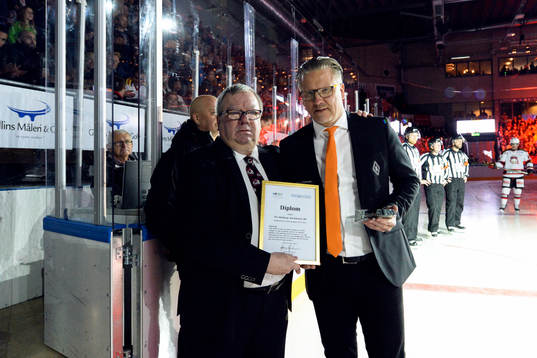 Kvällspostens Alf Karlsson delar ut Ipris från shockey