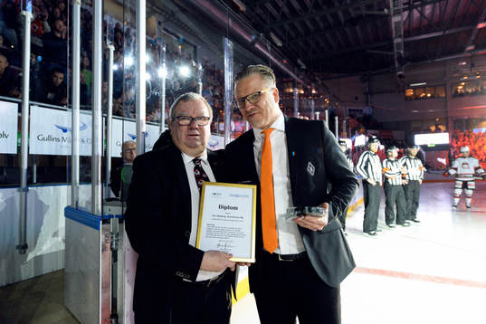 Kvällspostens Alf Karlsson delar ut Ipris från shockey
