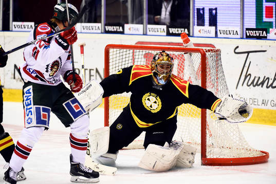 Brynäs målvakt Bernhard Starkbaum räddar framför