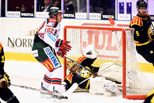 Frölundas Artturi Lehkonen åker in i Brynäs målvakt