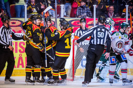 Brynäs Anton Rödin och Greg Scott jublar
