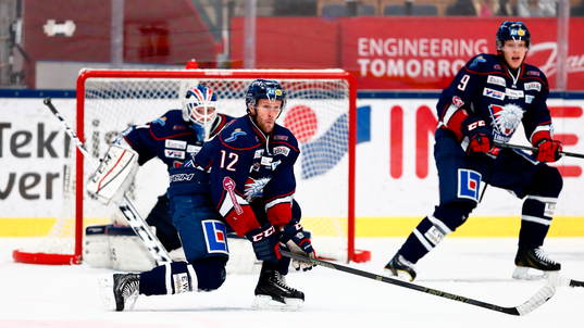 Linköpings Sebastian Karlsson täcker skott