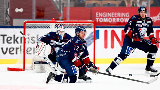 Linköpings Sebastian Karlsson täcker skott