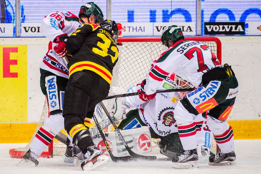 Brynäs Nick Johnson kvitterar till 1-1 bakom Frölundas