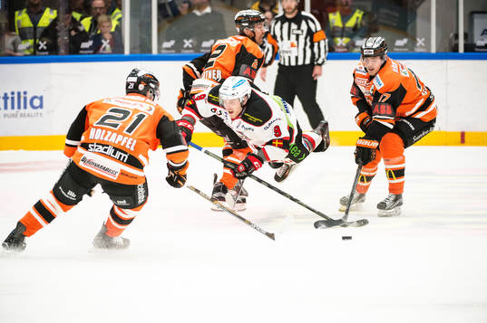 Malmö Redhawks Frederik Storm försöker ta sig fram i