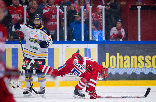 Timrås Erik Lindhagen fälls av Sundsvallspelare