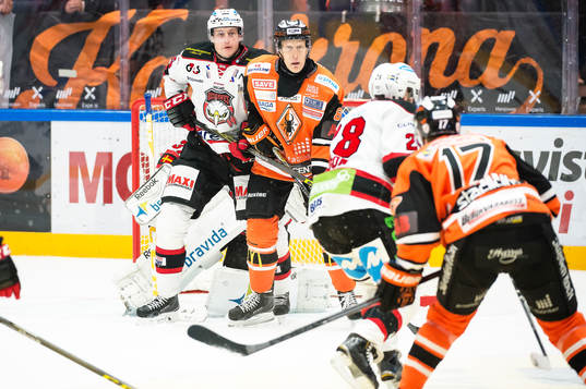 Karlskronas Toni Kähkönen oroar framför Malmö Redhawks