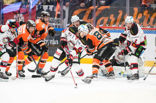 Malmö Redhawks Nicklas Jadeland stöter bort pucken