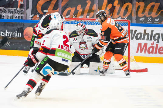 Karlskronas Jimmy Andersson  har en målchans