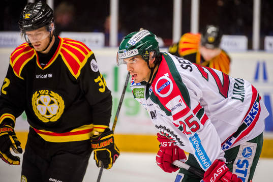 Brynäs Nick Johnson och Frölundas Oliver Lauridsen deppar