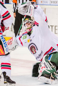 Frölundas målvakt Johan Gustafsson räddar skott
