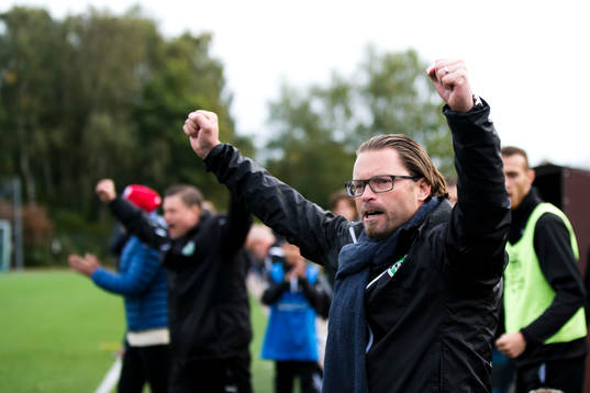 Högaborgs tränare Joakim Persson jublar