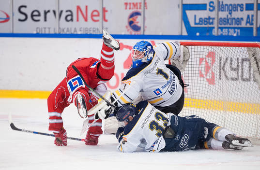Timrå spelare krockar med Sundsvalls målvakt Magnus