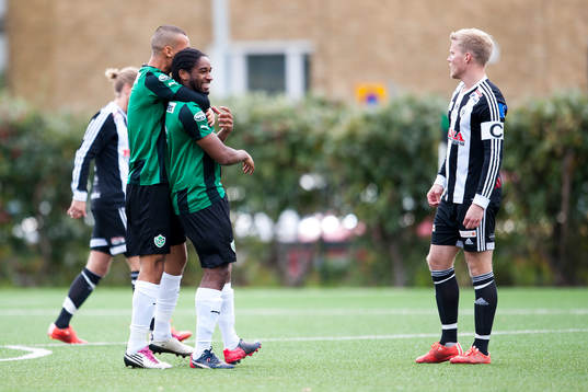Högaborgs Sumar Almadjed och Benjamin Tannus jublar och