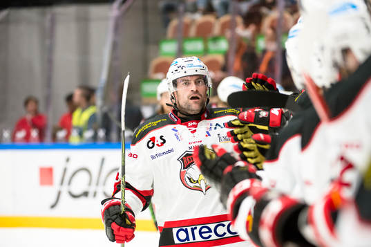 Malmö Redhawks Kent McDonell har gjort 2-4 och jublar