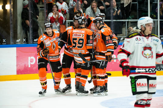 Karlskronas Joachim Rohdin har gjort 3-4 och jublar