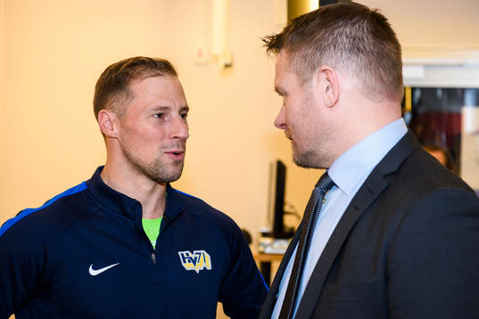 s Chris Abbott pratar med Luleås huvudtränare Joakim
