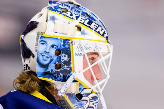s målvakt Fredrik Pettersson-Wentzel målvaktsmask med en