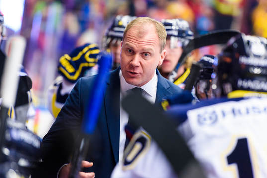 s huvudtränare Johan Lindbom jagar på sina spelare