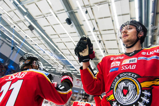 Luleås Anton Hedman firar 3-0 målet med Jacob Micflikier
