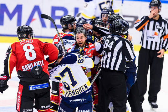 Ett större bråk utbryter i andra perioden