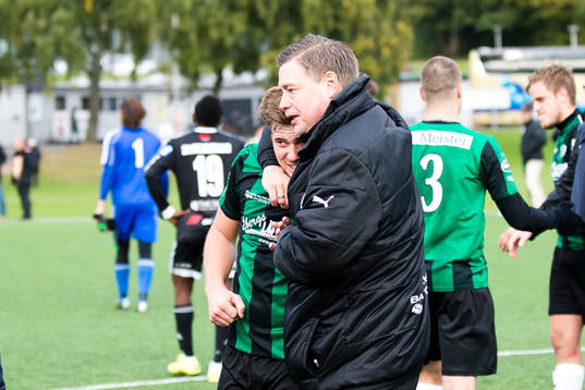 Högaborgs Filip Saganovski kramas av tränaren