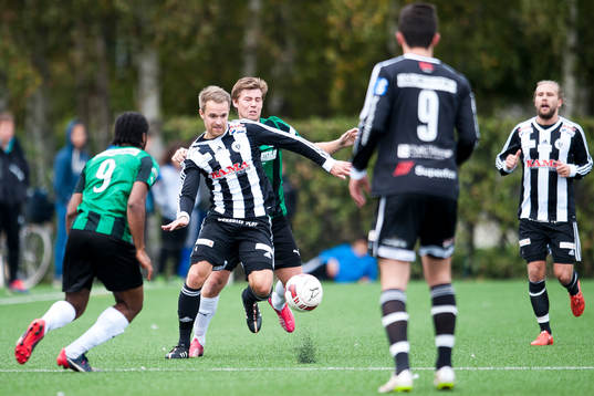 Tenhults Carl Magnus Salomonsson omringad av Högaborgs