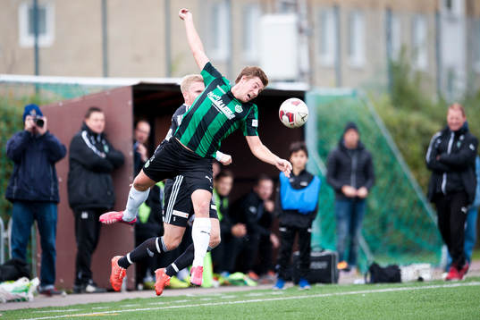 Högaborgs Erik Andersson nickar